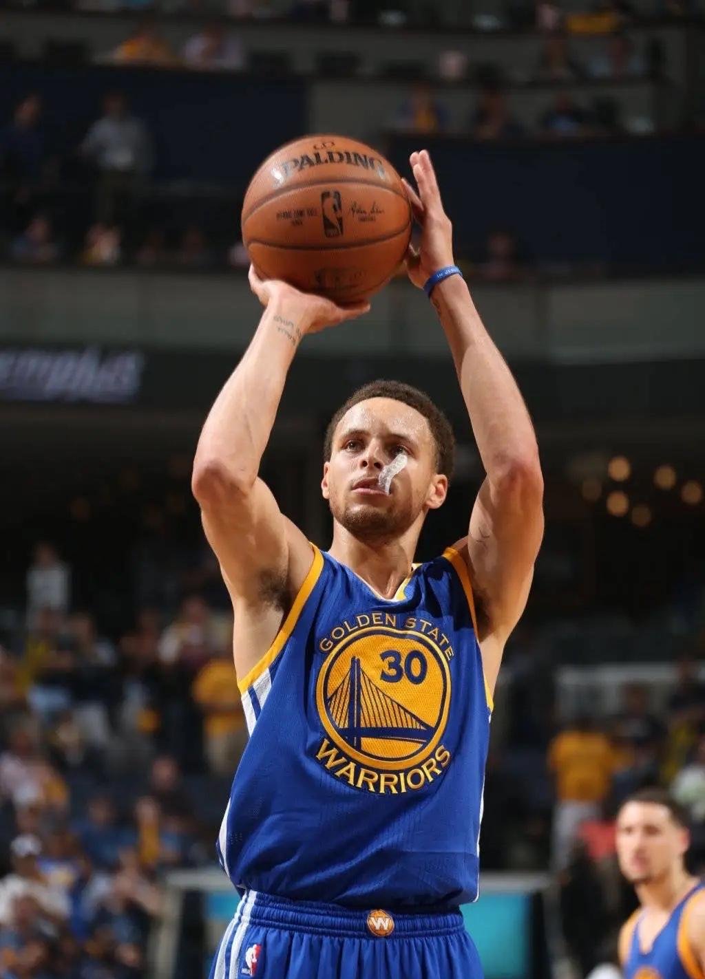 关于德甲今夜再迎强敌；丹佛掘金扳平良机；主帅态度——底气十足；更衣室氛围转暖的信息